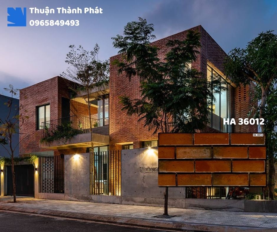 Gạch ốp tường HA 36012 Hà Thanh ốp bếp, chống bám bẩn, tông nâu nhạt dễ lau chùi.