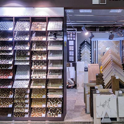 Gạch lát nền, gạch ốp tường và gạch giả gỗ trưng bày tại đại lý gạch ốp lát