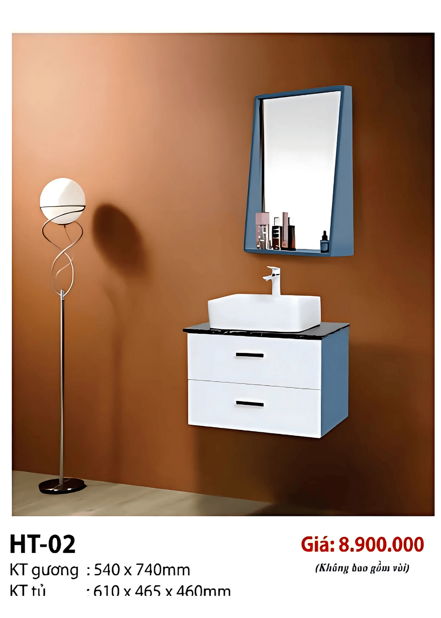 Thiết bị vệ sinh Haphako HT-02 với lavabo treo tường trắng, gương khung xanh hình thang ngược, tủ hai ngăn và đèn đứng hiện đại trong phòng tắm có tường màu nâu.