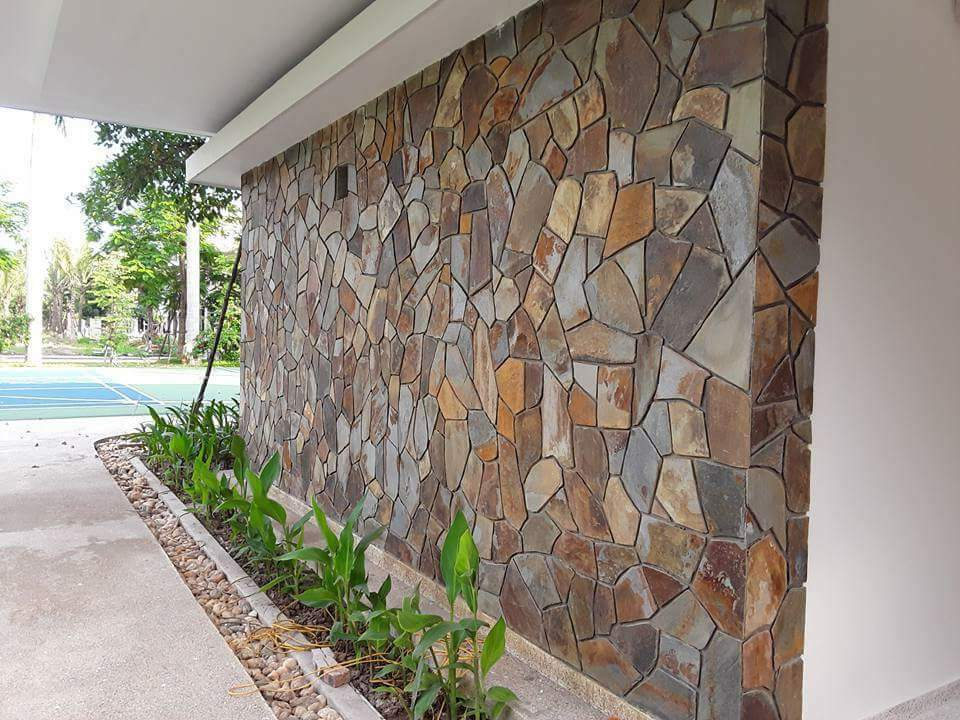 Gạch đá chẻ ổi bật kết cấu sần sùi, gồ ghề do quá trình chẻ tay tạo ra, không hề bằng phẳng như gạch nhân tạo